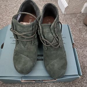 TOMS - WOMEN'S KALA WEDGE DUSTY OLIVE SUEDE BOOTIES